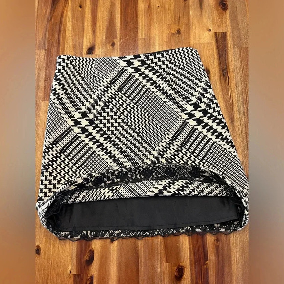 Kenneth Cole Black & Cream Houndstooth Wool Blend Pencil Skirt lace hem Size 8P - Picture 4 of 8